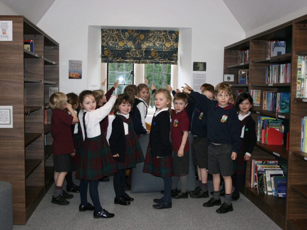 School children are learning about wallpaper art